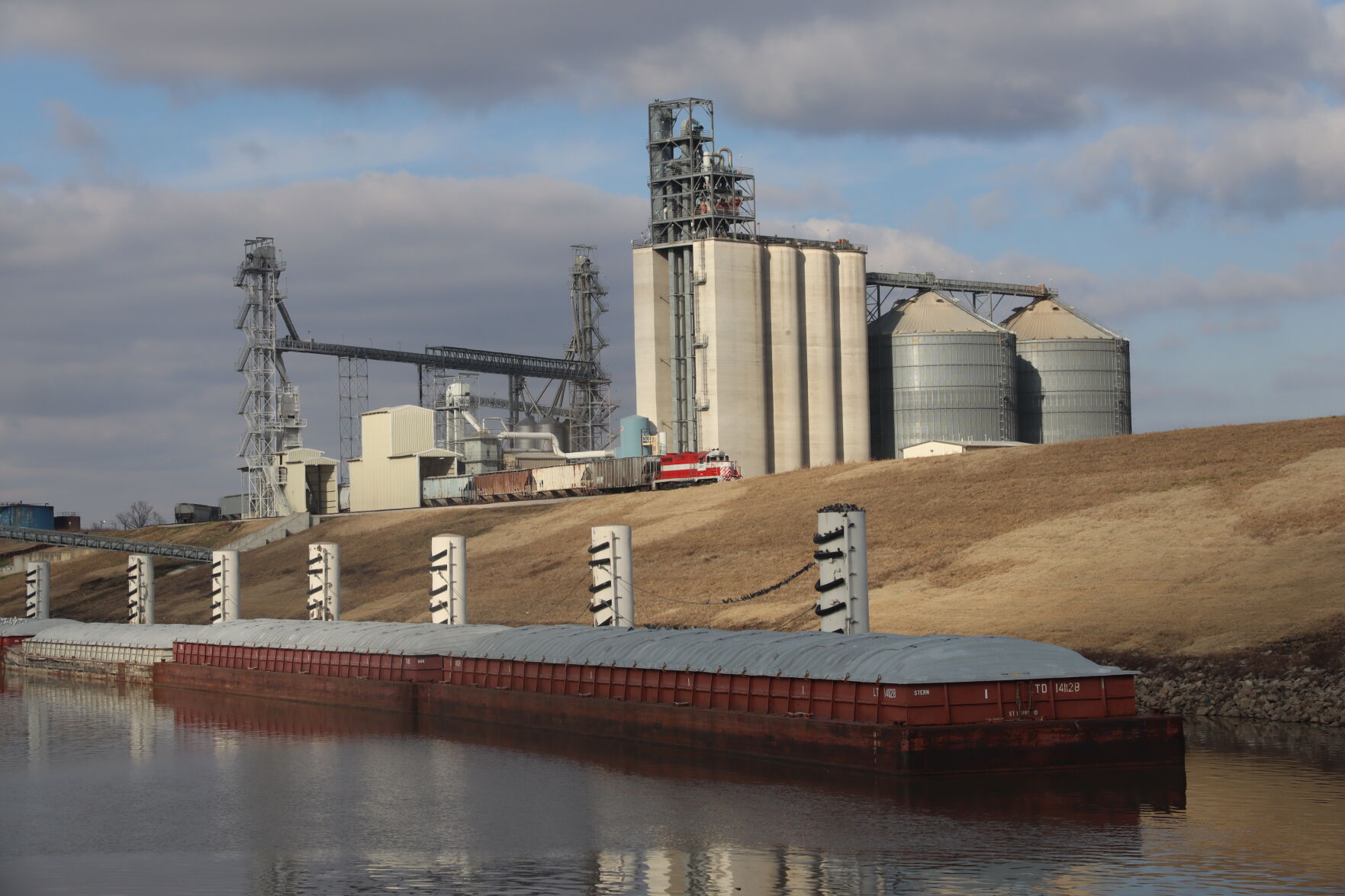Port train and hopper